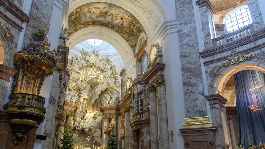 Innenansicht der Karlskirche in Wien