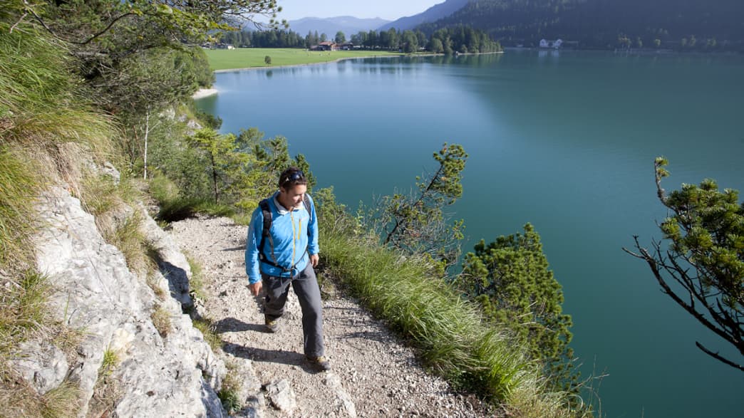 Wanderer an einem See