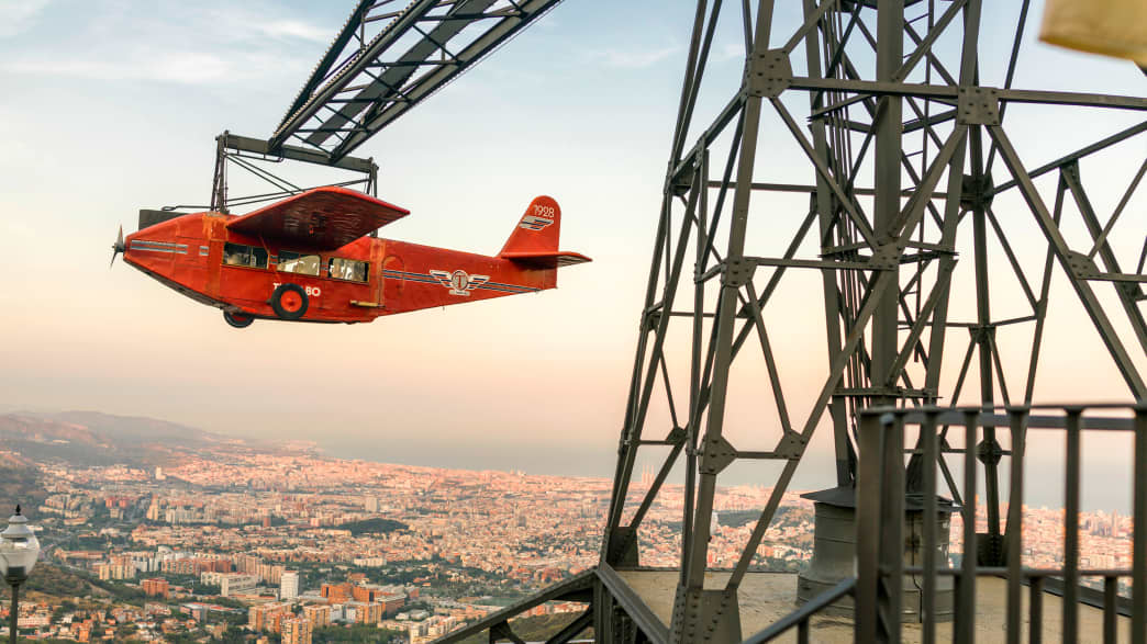 Ein Fahrgeschäft mit einem historischen Flugeug im Freiezitpark Tibidabo  in Barcelona