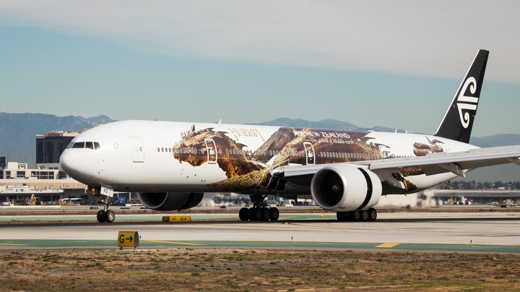 Eine Air Newzealand Boeing 777-300 mit dem Dragon Smaug Aufdruck steht am Flughafen
