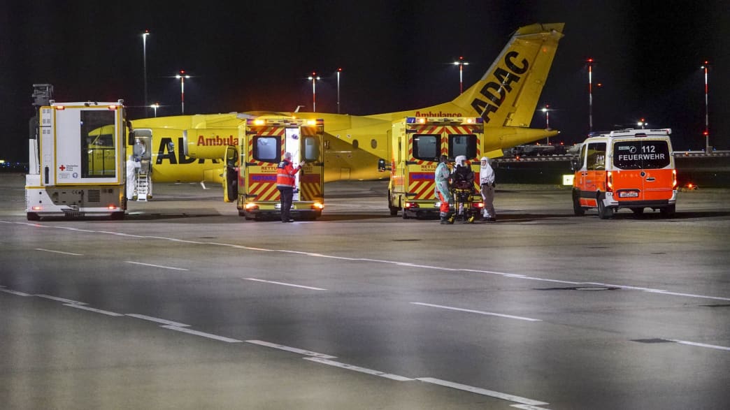 Ein Ambulanzflieger auf dem Flughafen in Hamburg, Covid Patienten werden transprotiert.