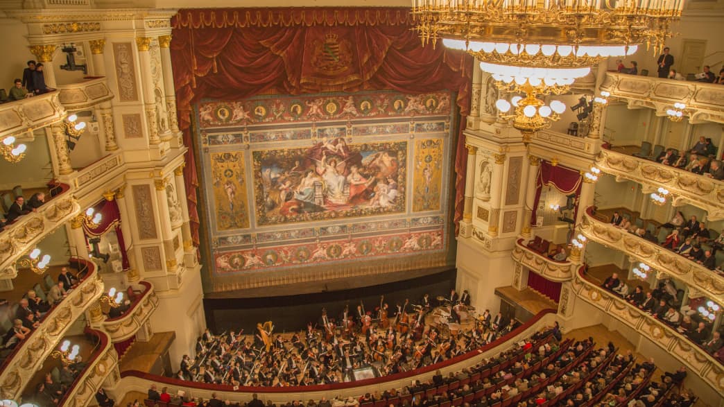 Die Semperoper von innen mit Blick auf die Bühne