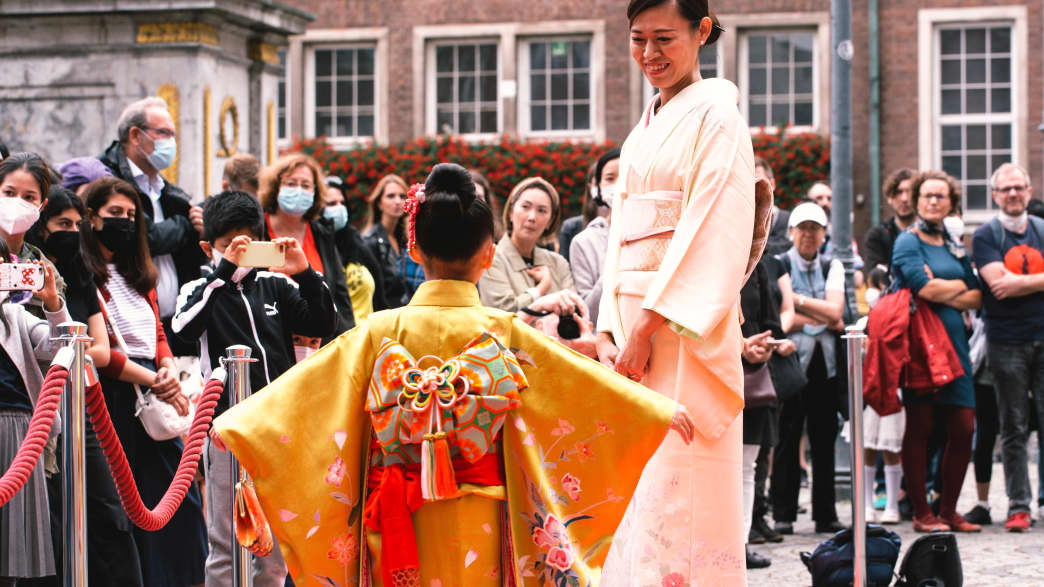 Eine Frau und ein Kind zeigen japanische Kimonos bei einer Show am Japan Tag in Düsseldorf