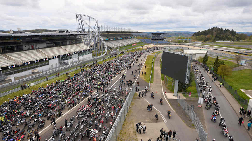 Tausende Motorradfahrer treffen zum Auftakt der Motorradsaison unter dem Titel "Anlassen" am Nürburgring