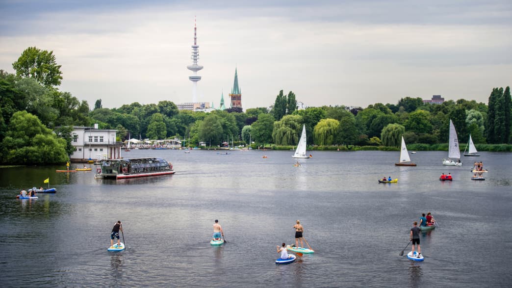Buntes Treiben auf der Außenalster in Hamburg im sommer