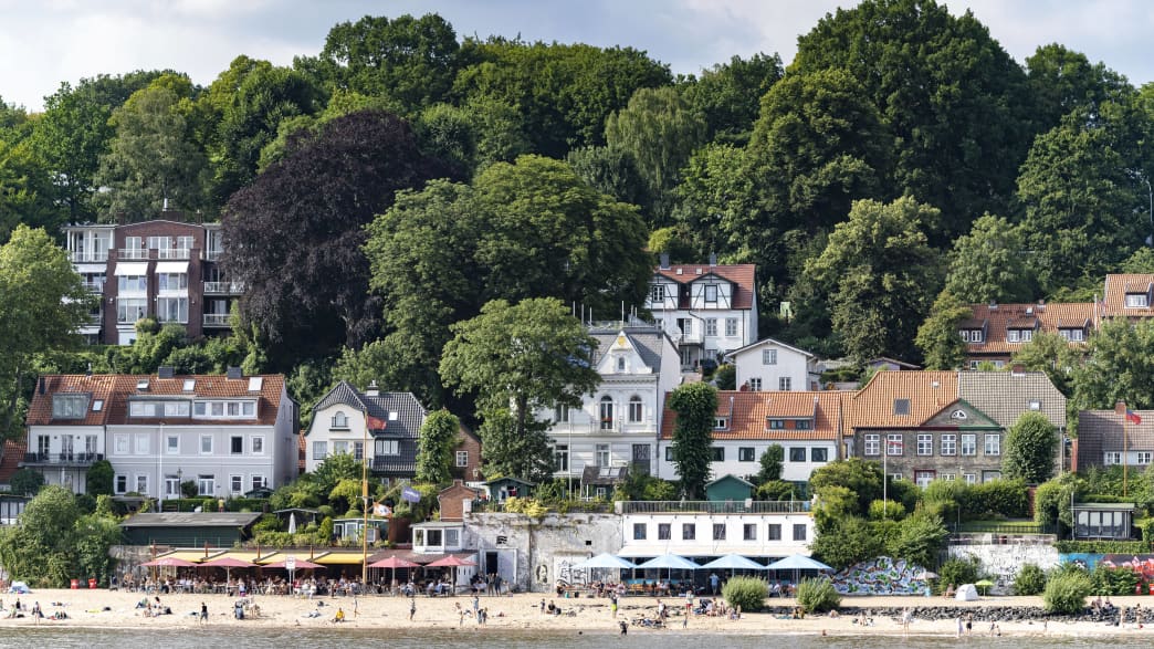 Noble Villen an Hamburgs Elbchause und Elbstrand