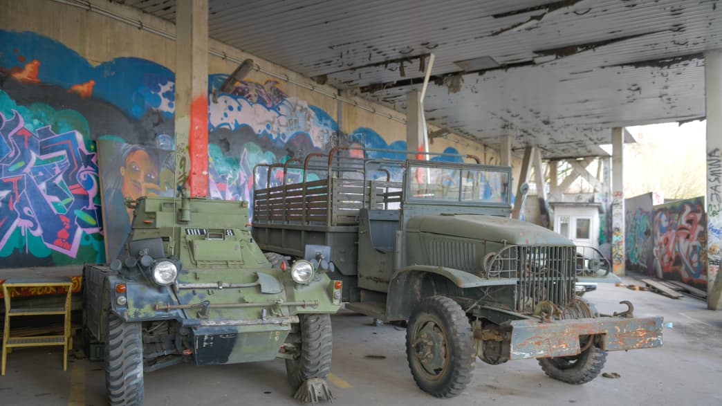 Militärfahrzeuge stehen in der Abhörstation auf dem Teufelsberg in Berlin