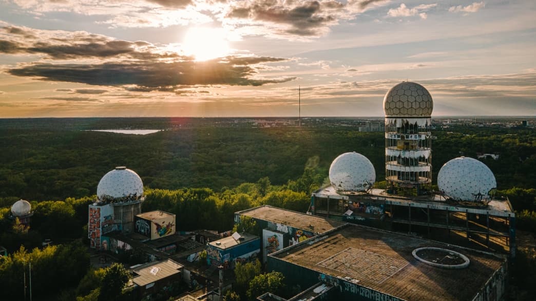 Abhörstation auf dem Teufelsberg in Berlin im Sonnenuntergang