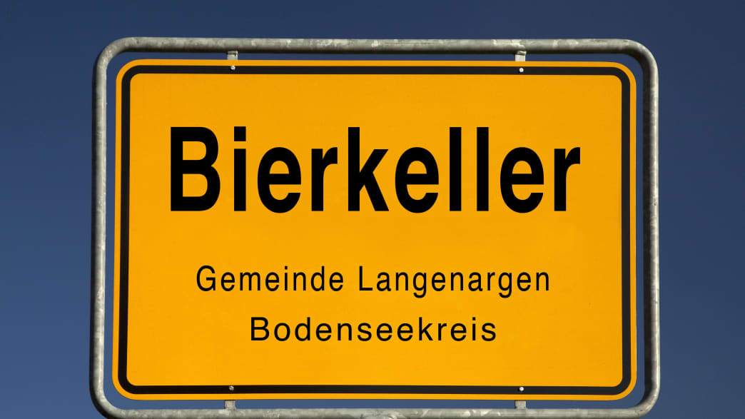 Gelbes Ortsschild von Bierkeller