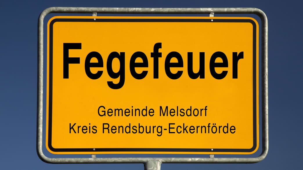 Gelbes Ortsschild von Fegefeuer