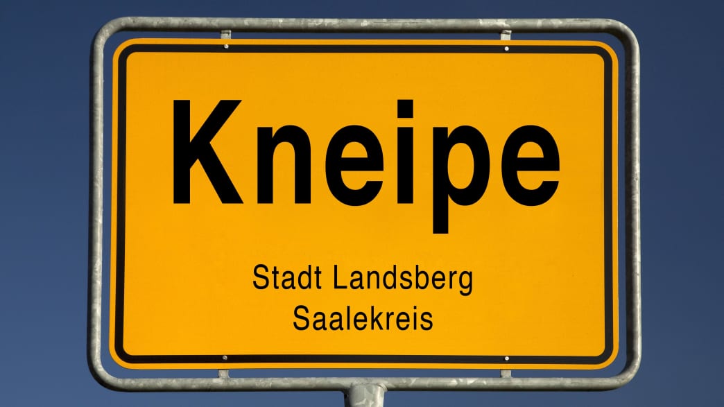 Gelbes Ortsschild von Kneipe