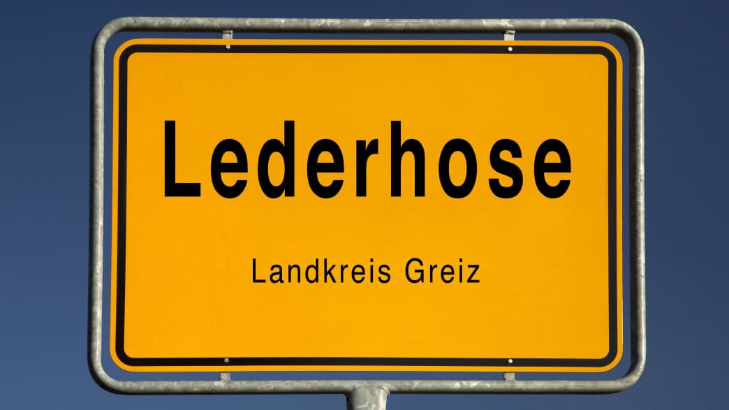 Gelbes Ortsschild von Lederhose