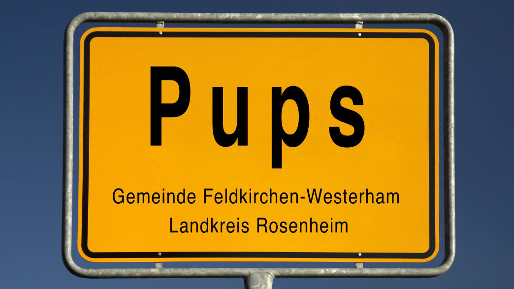Gelbes Ortsschild von Pups