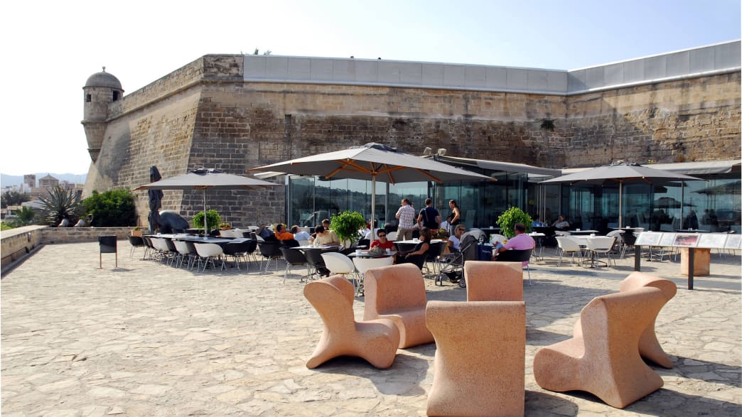 Menschen sitzen draussen im Stadteil Santa Catalina in Palma auf Mallorca