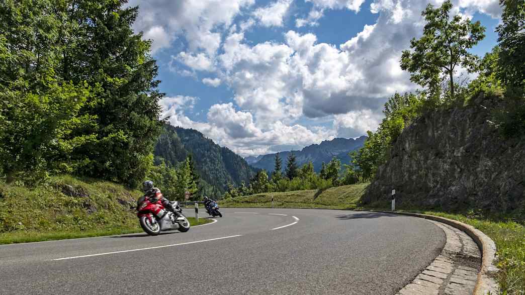 Motorradfahrer fahren auf dem Oberjoch Pass
