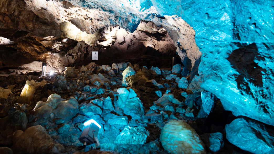 Blick in die Iberger Tropfsteinhöhle blau angestrahlt