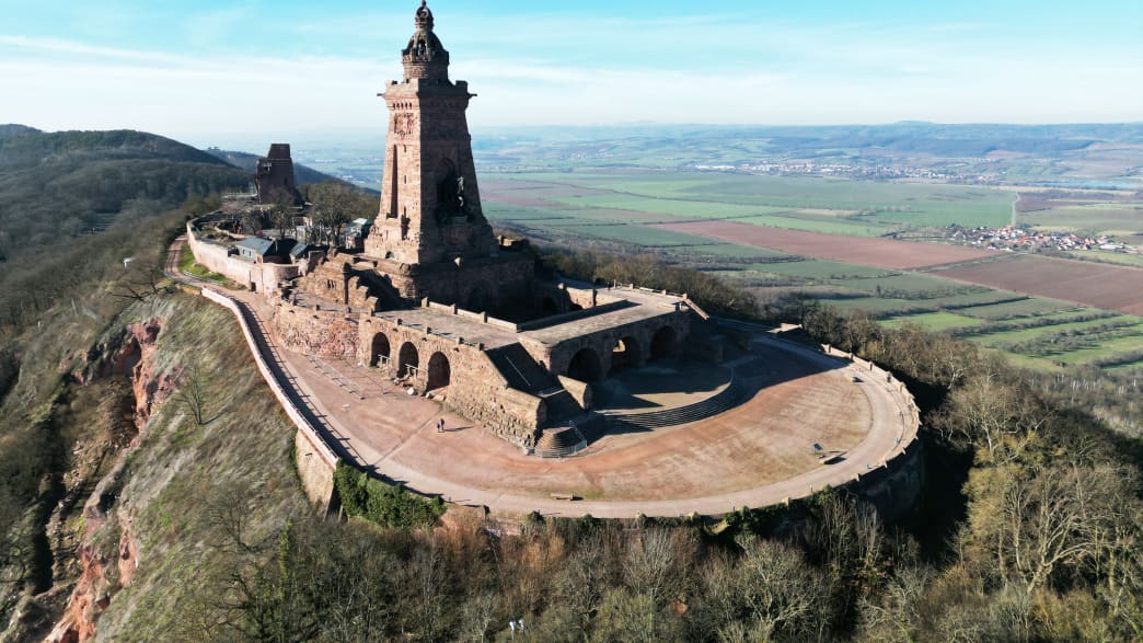 Das Kyffhäuser Denkmal vor blauem Himmel