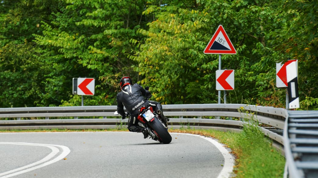Ein Motorradfahrer fäht in eine Kurve auf der B 85