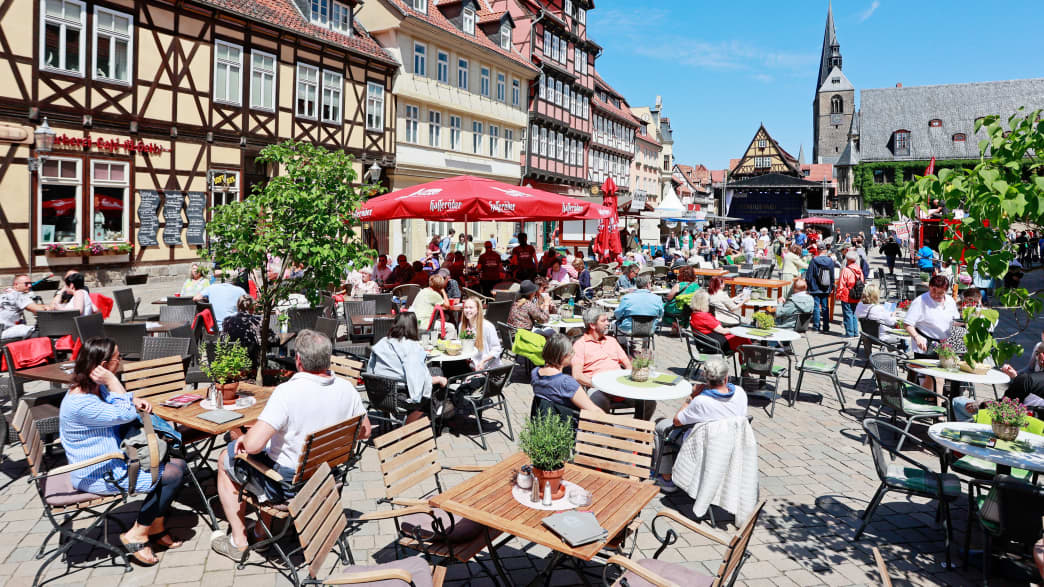 Vielen Menschen genießen die Sonne am Marktplatz in Quedlingburg