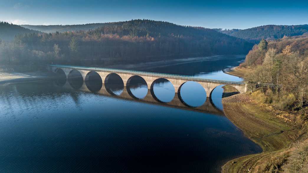 Blick auf die Klamer Brücke der Versetalsperre