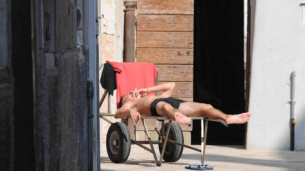 Heißes Wetter. Gondoliere machen Siesta in Venedig.