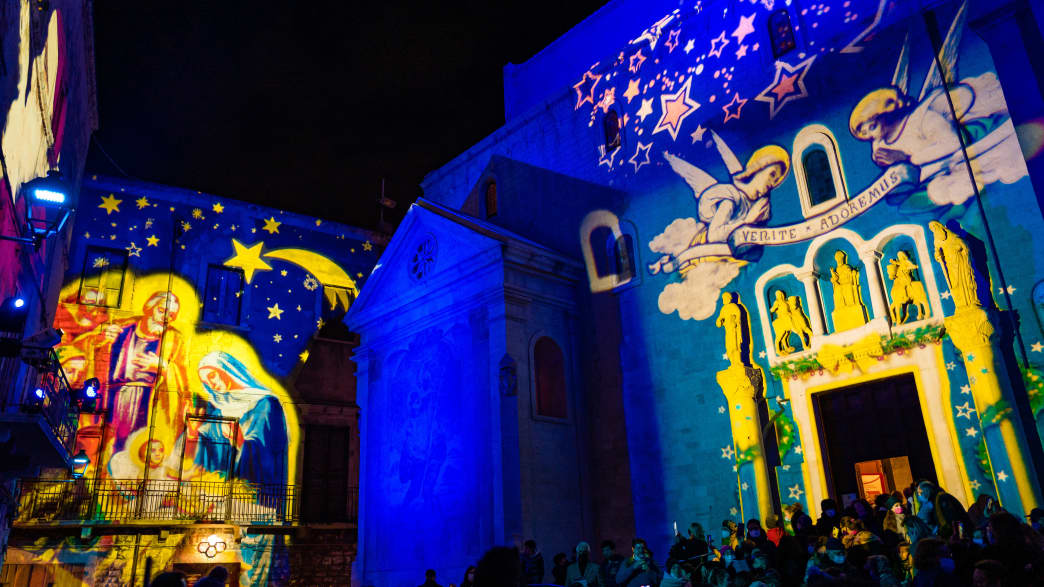Die Piazza Duomo und die umliegenden Gebäude werden am 2. Dezember 2021 von den Projektionen der Weihnachtsbeleuchtung auf der Piazza Duomo in Bisceglie beleuchtet