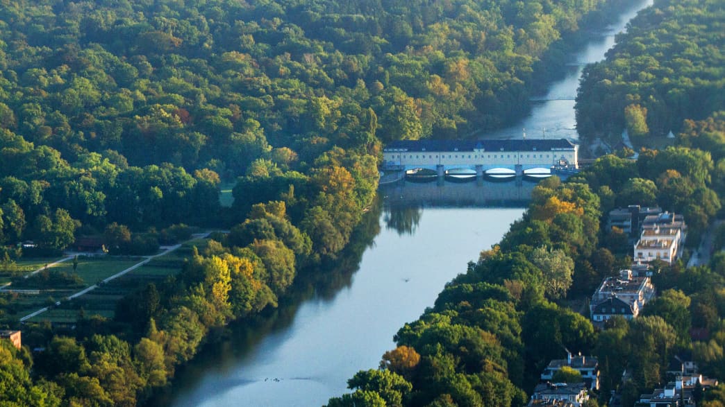 Stauwehr Oberföhring im Englischen Garten in München
