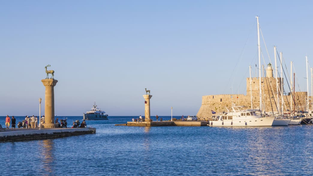 Die Zufahrt mit der Hirsch-Statue am Mandraki-Hafen auf Rhodos