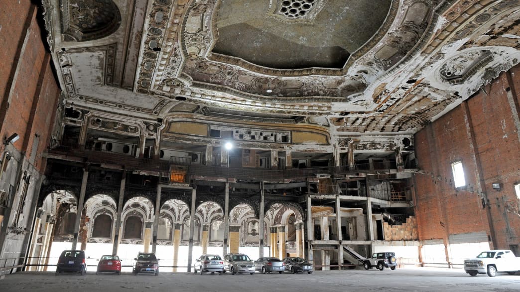 Autos parken im Michigan Theatre, das als Parkhaus genutzt wird