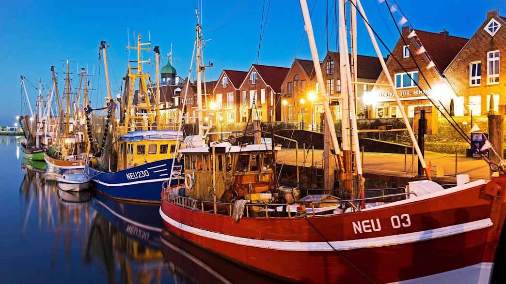 Fischereihafen am Abend in Neuharlingersiel