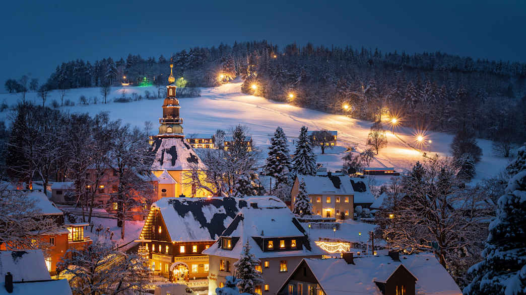 Beleuchtete Häuser in Seiffen zur Weihnachtszeit