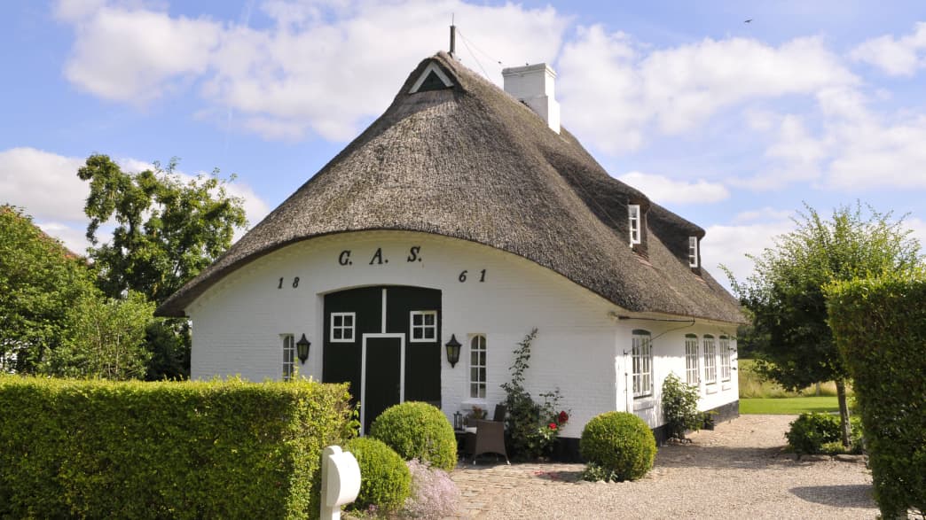 G.A.S. Schriftzug auf einem Reetdachhaus in Sieseby