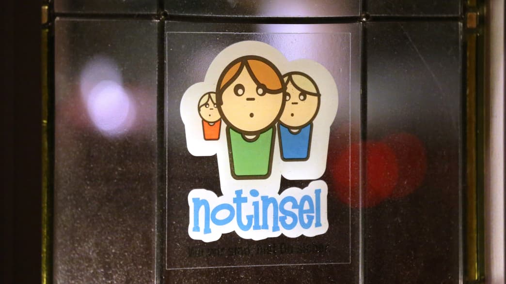 Ein Aufkleber "Notinsel" an einem Gasthausfenster