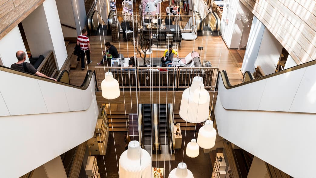 Der Innenraum Illums Bolighus fotografiert vom 3. Stock mit Rolltreppen.