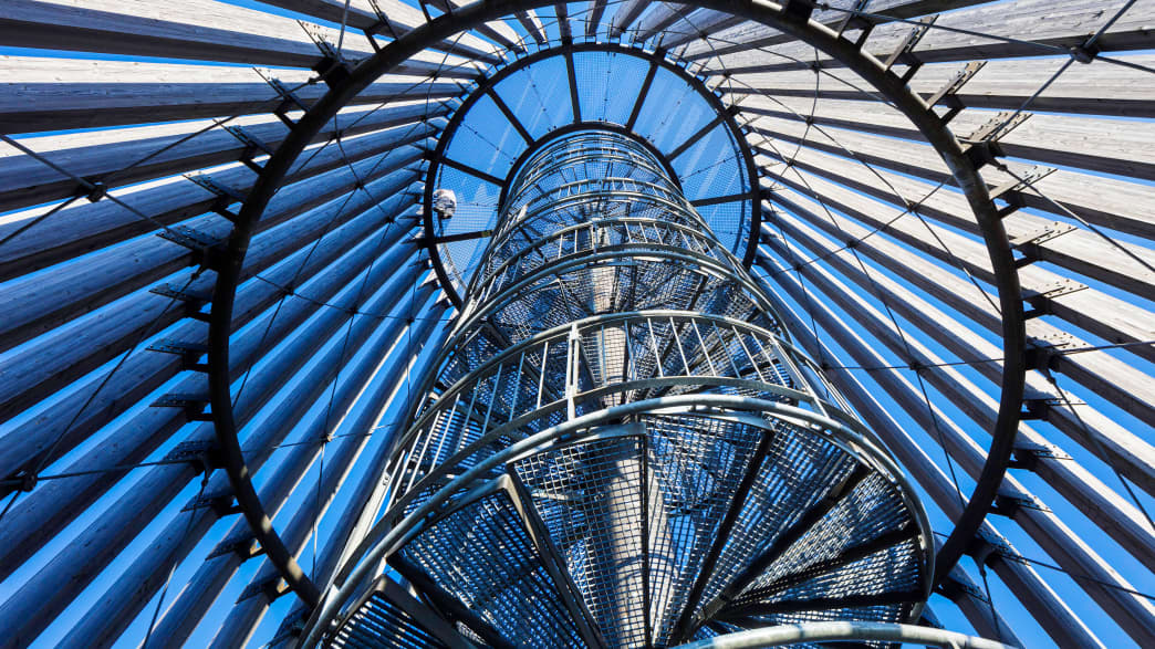 Aufnahme von unten auf den Aussichtsturm Bistumshöhe bei Leipzig