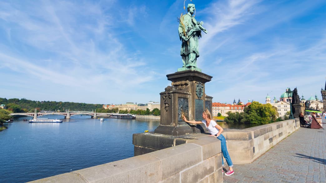 Nepomuk Heiligenstatue auf der Karlsbrücke in Prag