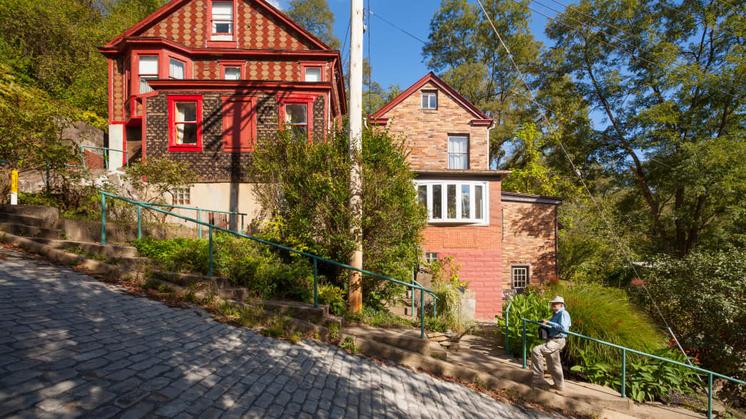Ein alter Mann mit Cowboy-Hut geht die steile Canton Avenue in Pittsburgh hinauf