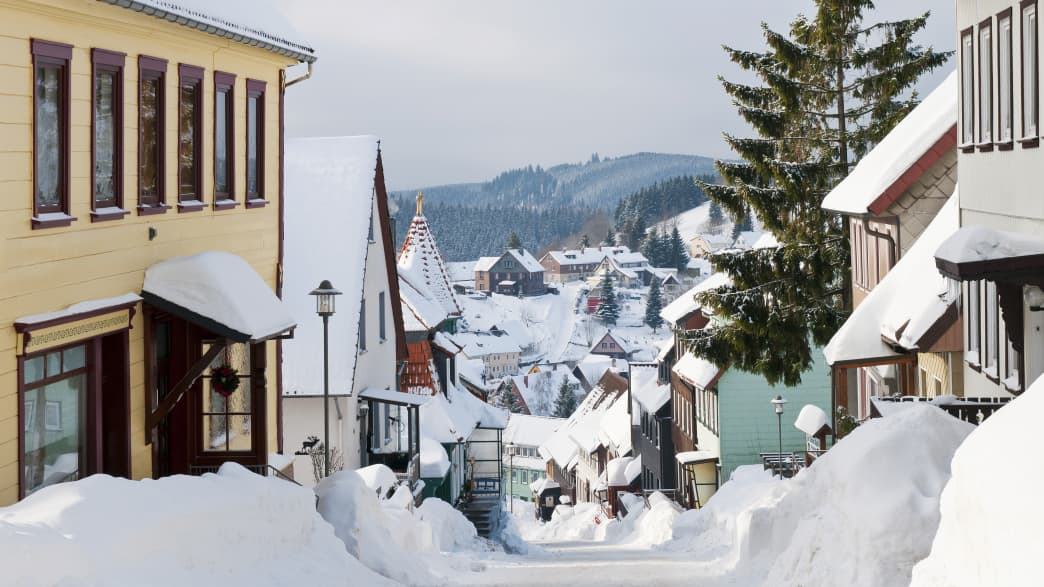 Blick auf die verschneite Herrenstrasse in Sankt Andreasberg im Harz