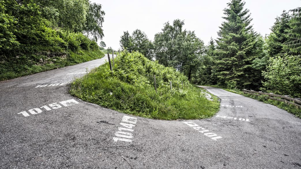 Blick auf eine Kurve der steilen Strasse Muro di Sormano in der Lombardei