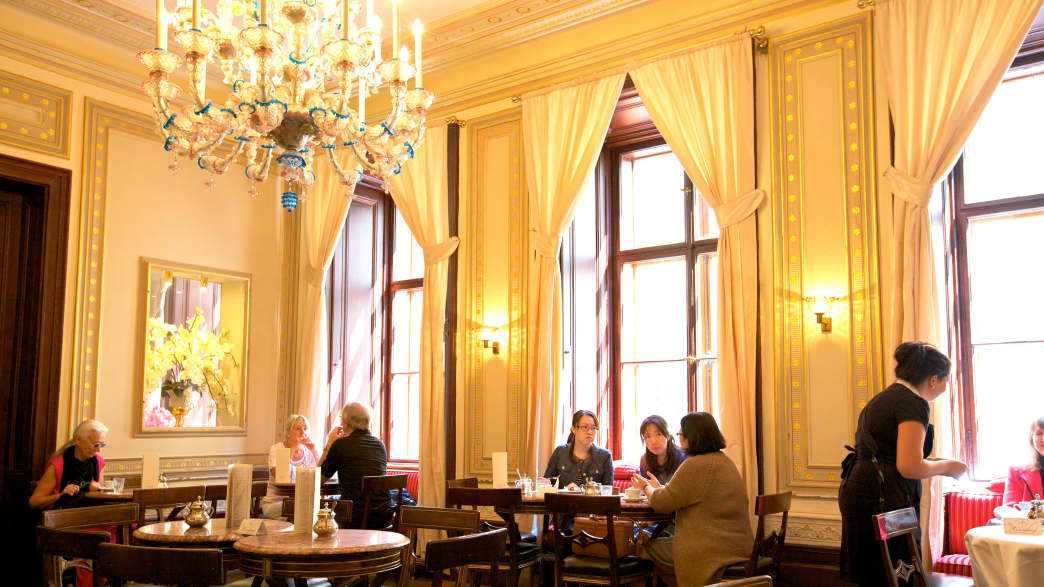 Gäste trinken im Cafe Demel in Wien Kaffee