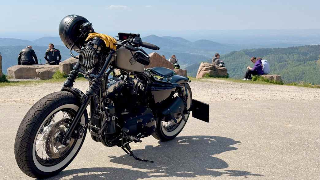 Motorradfahrer machen Pause während der Motorrad Tour im Schwarzwald, Kaltenbronn