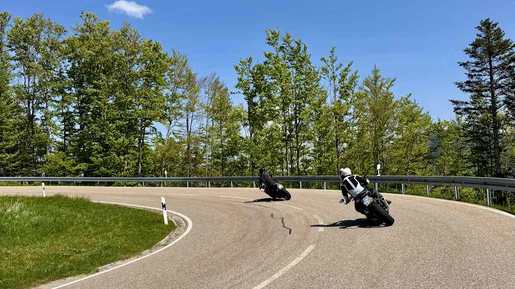 Ein Motorradfahrer auf einer Straße während der Motorrad Tour im Schwarzwald, kleines Wiesental