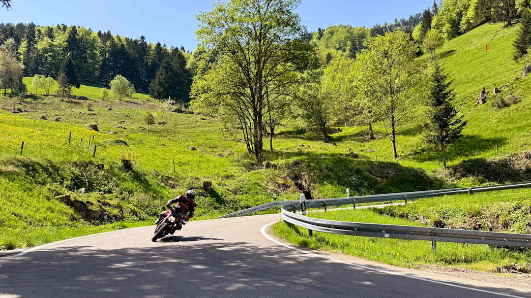Ein Motorradfahrer auf einer Straße während der Motorrad Tour im Schwarzwald/Münstertal