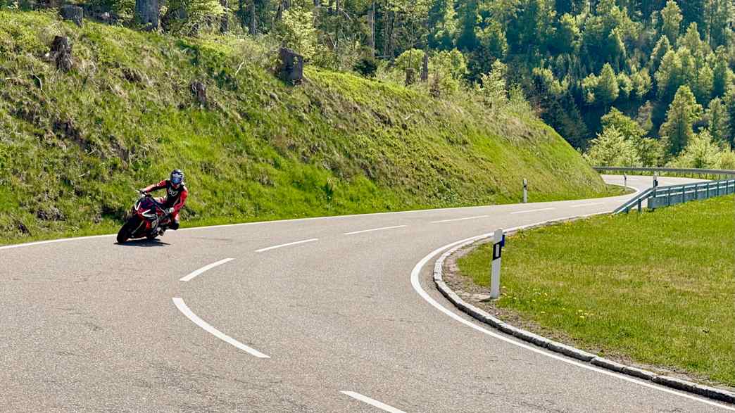 Ein Motorradfahrer auf einer Straße während der Motorrad Tour im Schwarzwald/Todtnau