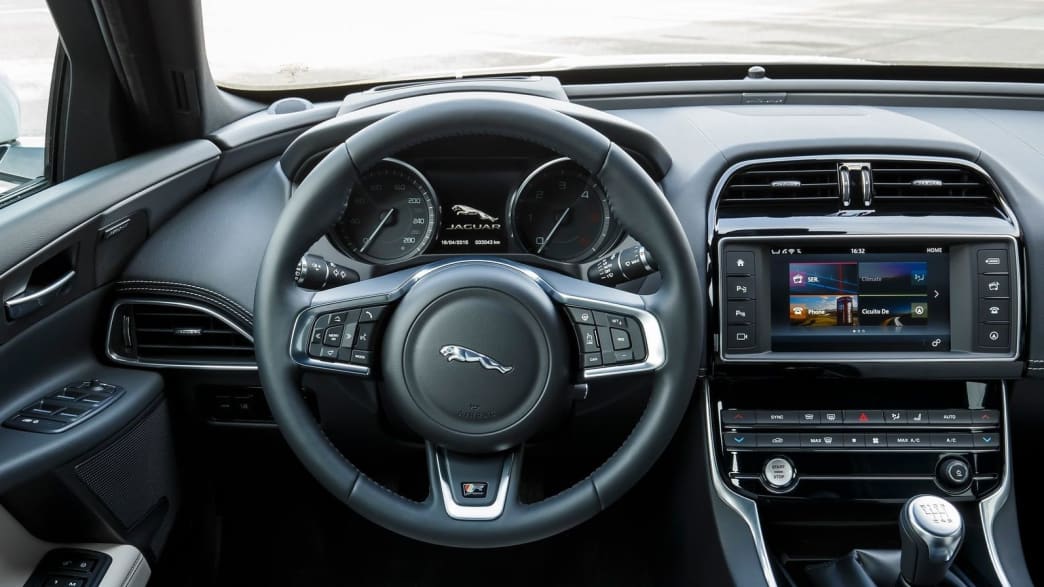 Jaguar XE 25t Portfolio AWD Automatik (05/17 - 04/18) 5 Jaguar XE 25t Portfolio AWD Automatik (05/17 - 04/18) 5