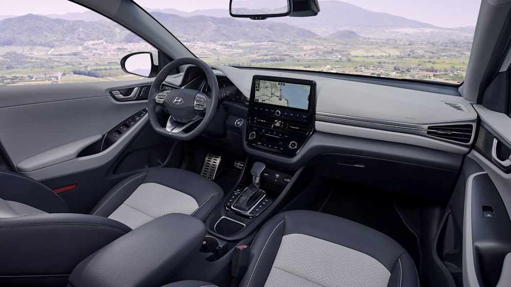 Hyundai IONIQ PlugIn-Hybrid Premium (09/19 - 06/20) 3 Hyundai IONIQ PlugIn-Hybrid Premium (09/19 - 06/20) 3
