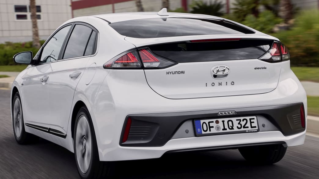 Hyundai IONIQ Elektro (38,3 kWh) Style-Paket (09/19 - 02/22) 4 Hyundai IONIQ Elektro (38,3 kWh) Style-Paket (09/19 - 02/22) 4