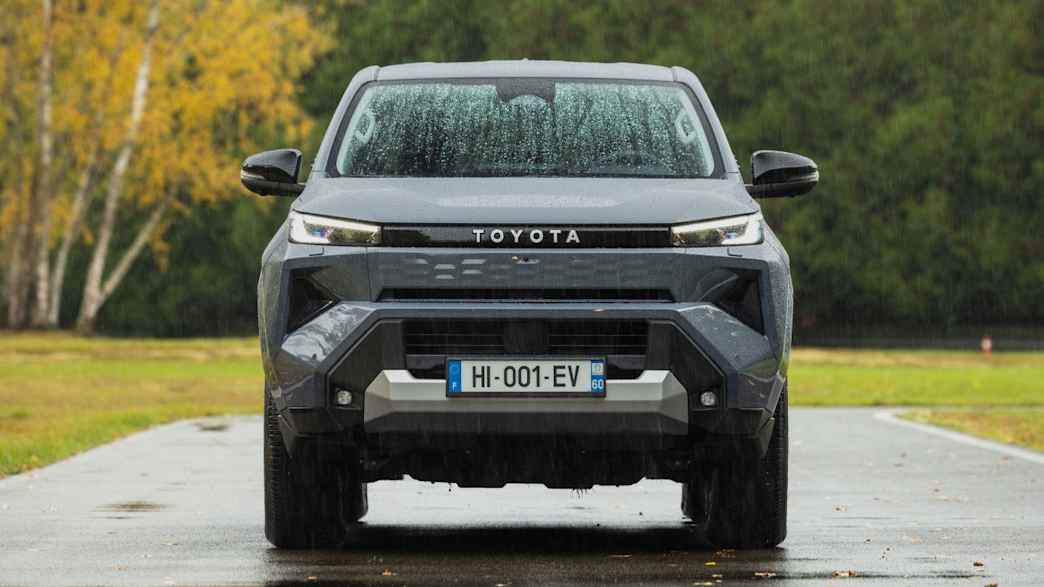 Toyota Hilux Double Cab 2.8 D-Mildhybrid Invincible 4x4 Automatik – 204 PS · Diesel · Katalog-ID 351006 – Hauptansicht