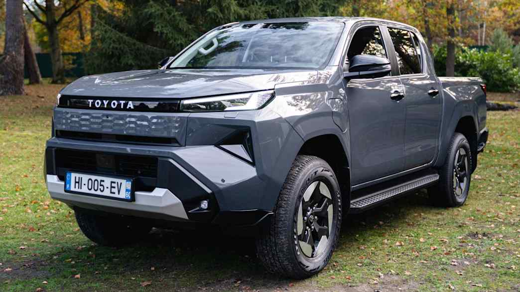 Toyota Hilux Double Cab 2.8 D-Mildhybrid Invincible 4x4 Automatik – 204 PS · Diesel · Katalog-ID 351006 – weitere Fahrzeugansicht 2