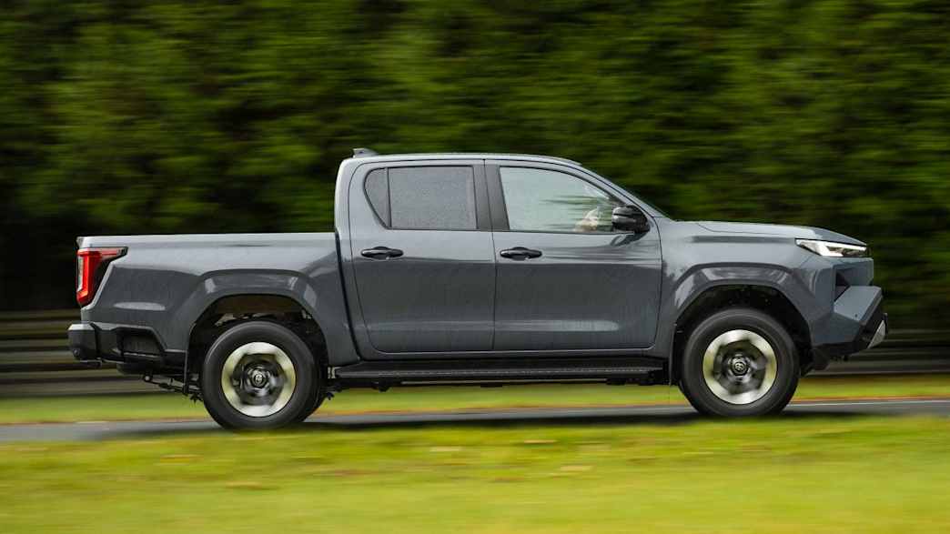 Toyota Hilux Double Cab 2.8 D-Mildhybrid Invincible 4x4 Automatik – 204 PS · Diesel · Katalog-ID 351006 – weitere Fahrzeugansicht 3